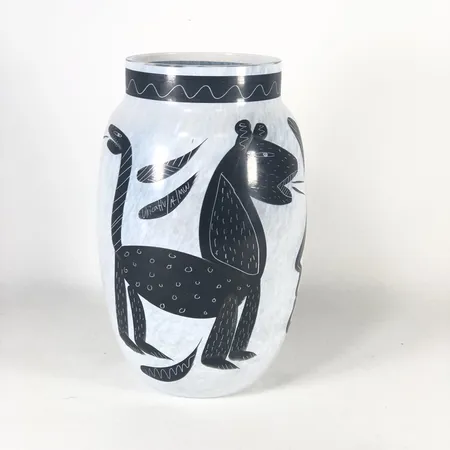 Vas, Ulrica Hydman Vallien för Kosta Boda, ur serien "Caramba", klar glasmassa med handmålad dekor, signerad 48234, höjd 20cm Vikt: 0 g