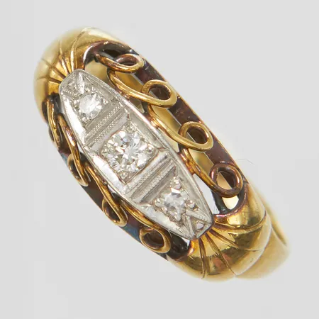 Ring, Ø17¾, bredd: 2,2-8,4mm, diamanter 1 x ca.0,05ct samt 2 x ca.0,01ct, 8/8-slipade, 14K Vikt: 3 g