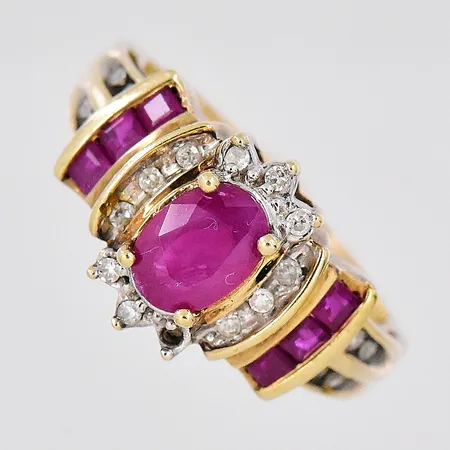 Ring, diamanter 17x0,005ct, en diamant saknas, röd sten, stl 17¾, 18K Vikt: 4,4 g