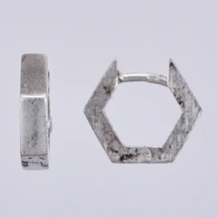 Ett par örhängen, längd: ca 1cm, bredd: ca 3mm, 925/1000, silver Vikt: 2 g