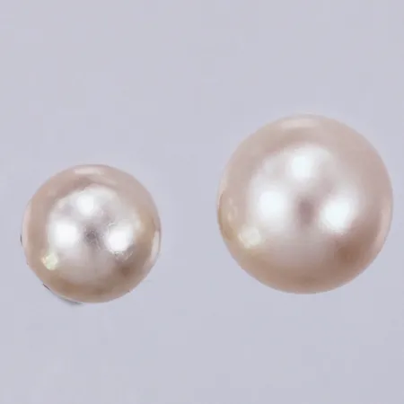 Udda örhängen med odlade pärlor, Ø ca 5,85 och 7,35mm, inga stoppers, 18K  Vikt: 1 g