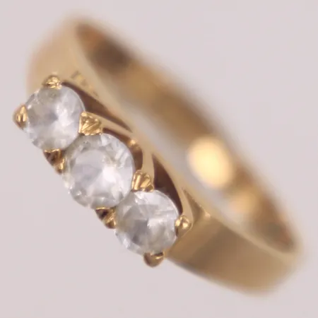 Ring, stl 16½, bredd 2-3,5mm, vita stenar, något skev, 18K  Vikt: 3,1 g