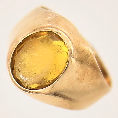 Ring med orange sten, stl 15, bredd 3-12mm, bucklig, 18K  Vikt: 3,3 g