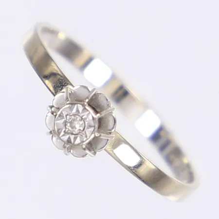 Ring med vit sten, stl 16½, bredd 1,5-5mm, vitguld 18K Vikt: 1,2 g