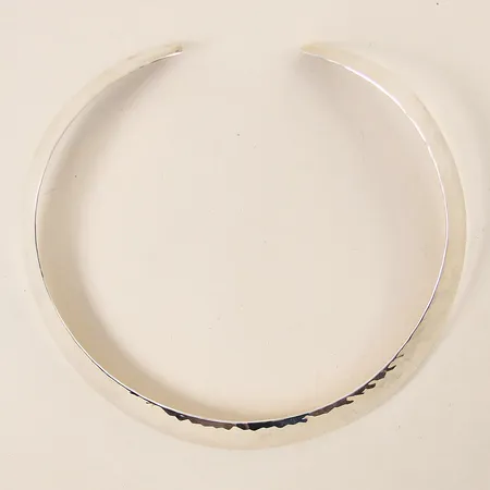 Halsring, hamrad, Ø12,5cm, bredd 11-15mm, fint skick, silver 925/1000 Vikt: 44,1 g