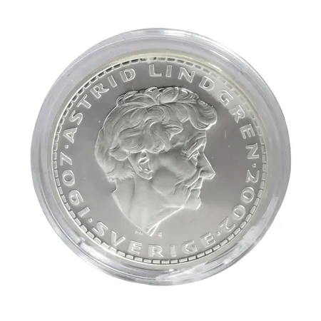 Medalj "ASTRID LINDGREN 1907-2002", "PIPPI LÅNGSTRUMP 1945", silver 999,9/1000, utgiven av Moneta, Ø38,5 mm, förvaras i myntkapsel, fint skick  Vikt: 26,8 g