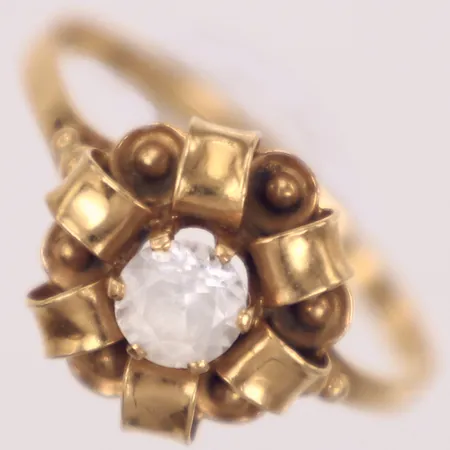 Ring, stl 19½, bredd 2-12mm, vit sten, något skev, 18K  Vikt: 2,9 g