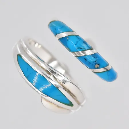 2 Ringar, stl 17-17½, turkosfärgade, silver 925/1000 Vikt: 4,7 g