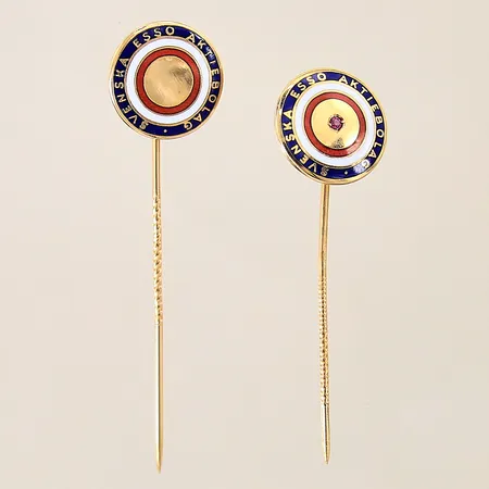 Kravattnålar, två stycken, längd 4,5-5cm, emaljdetaljer, Svenska Esso Aktiebolaget, 18K  Vikt: 6 g
