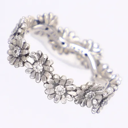 Ring, blommor med vita stenar, stl 17¼, bredd 5mm, tillv. Pandora, silver 925/1000 Vikt: 3 g