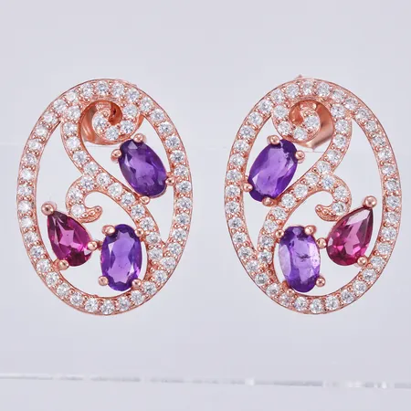 Ett par örhängen med stenar, längd: ca 1,8cm, bredd: ca 14mm, förgyllda, roséfärgade, 925/1000 silver  Vikt: 3,2 g