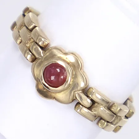 Ring med rosa sten, ledad, stl 16¾, bredd 8-8mm, sten något lös i fattning, 14K Vikt: 4,6 g