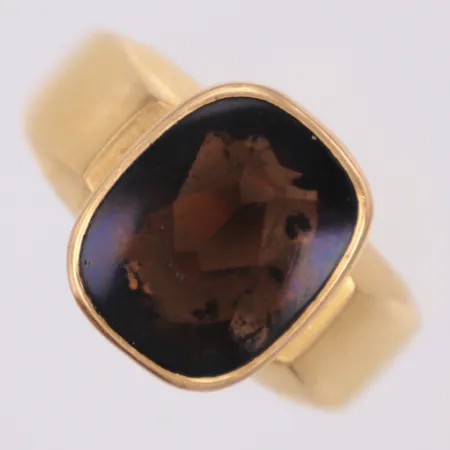 Klackring, stl 21¼, bredd 4-15mm, brun sten, skev, 18K bruttovikt: 6,5g Vikt: 5,6 g