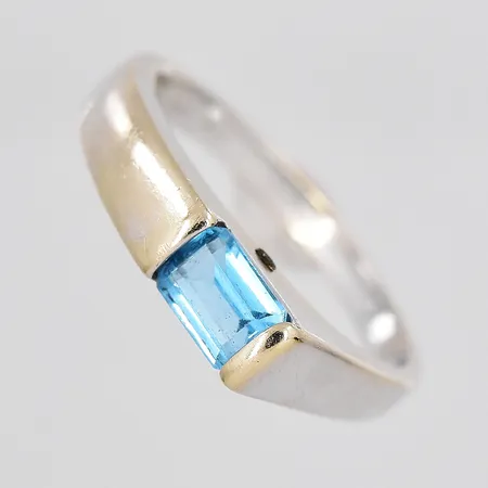 Ring vitguld, blå sten, stl 17¼, Mg Juvelatelje, bör omrodieras, 18K Vikt: 3,3 g