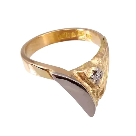 Ring, 18K guld, dekor i vitguld, Diamant 0,01ct, Åhus Guldsmedja (SHÅ), Ø18,0 mm, bredd 3,5 -14 mm, fint skick Vikt: 6,3 g