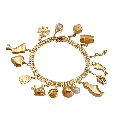 Armband X-länk med 15 berlocker, 18K guld, Svenska Guldvaruaktiebolaget (SGT), svensk kontrollstämpel, längd knäppt 18,5 cm, bredd 5,5 mm, berlocker med varierande storlek, odlade Pärlor, en berlock THERESIA HVORSLEV Mema med Diamanter 3 x 0,01ct, några berlocker med små ojämnheter, hjärta med gravyr Vikt: 32,9 g