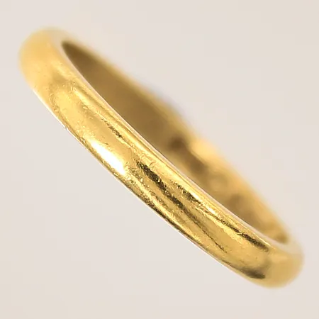 Ring slät, stl 18½, bredd 2,5mm, gravyr, 23K Vikt: 4,2 g