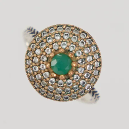 Ring med vita samt grön sten, stl 17½, bredd 2,6-14,8mm, 925/1000 silver Vikt: 5,2 g