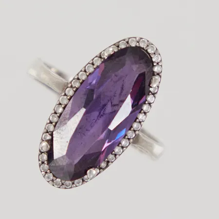 Ring med vita samt lila sten, stl 18¼, bredd 3,2-21,7mm, 925/1000 silver Vikt: 5 g