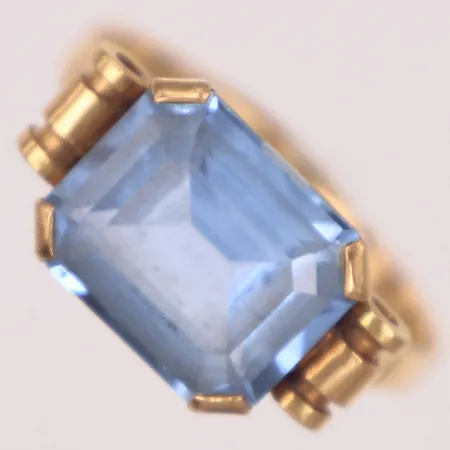 Ring, stl 18¾, bredd 2-10mm, blå sten, något skev, 18K bruttovikt: 4,3g Vikt: 3,8 g