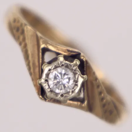 Ring med diamant 1xca0,12ct, stl 16½, bredd 2,5-7,3mm, 9K Vikt: 2,5 g