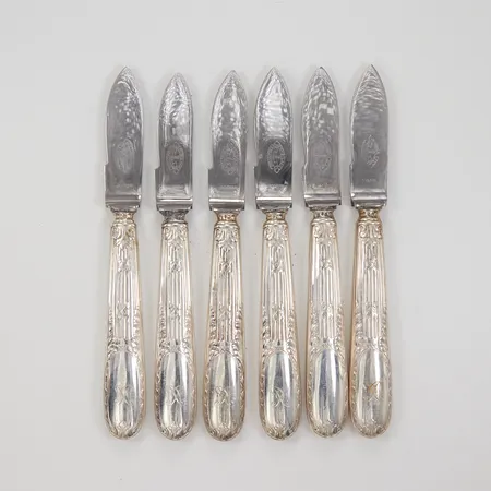 6 Kräftknivar, modell Louis XVI, ca 153mm, monogramgravyr, blad i stål, CGH år 1930, Silver 830/1000 bruttovikt 221,8g 