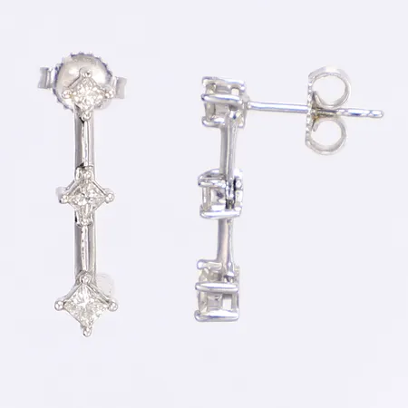 Ett par örhängen med prinsesslipade diamanter 6x ca 0,05ct, vitguld 14K Vikt: 2 g