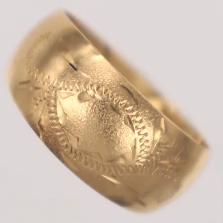 Ring, stl 17, bredd 5-9mm, mönsterdekor, något skev, 18K  Vikt: 2,4 g