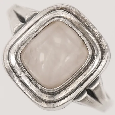 Klackring med rosenkvarts, stl 15¾, bredd 1,5-11mm, mindre ojämnheter slitage, silver. Vikt: 1,9 g