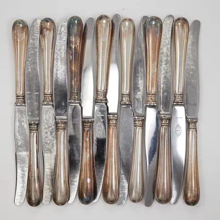 14 Bordsknivar, modell Svensk, längd 22cm, stålblad, vissa med gravyr, silver, bruttovikt:  Vikt: 836,6 g