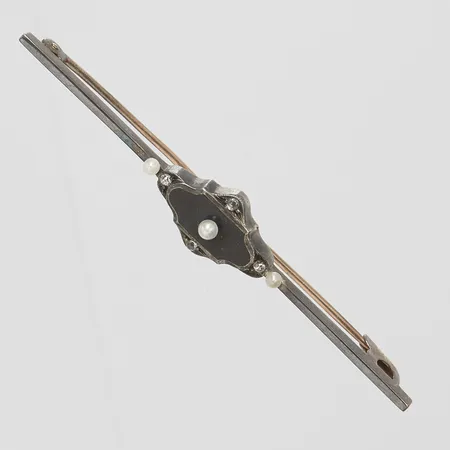 Brosch, onyx, vita stenar, odlade pärlor, längd ca 60mm, bredd 2-9mm, år 1923, bruksslitage, 18K Vikt: 4,1 g