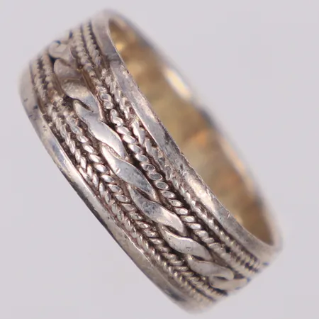 Ring, stl 23¾, bredd 10mm, mönsterdekor, silver  Vikt: 9,8 g