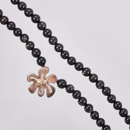 Stencollier med lås i silver/förgylld silverdetalj med diamant ca 1x0,02ct, längd: ca 45,5cm, bredd: ca 9,3-30mm, i etui  Vikt: 18,6 g