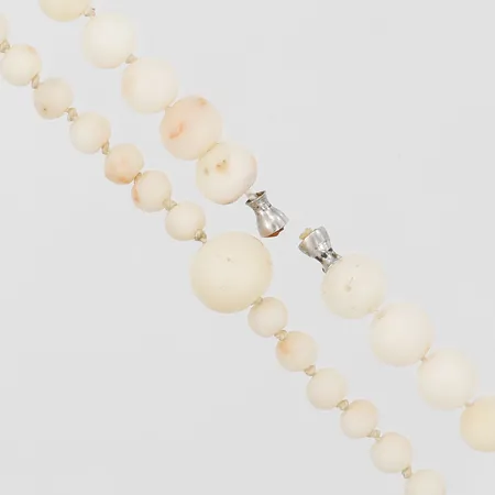 Collier med korall, passar till Ole Lynggaard-lås, längd: 56 cm, bredd: 5 - 9 mm, slitage, lås ingår ej.