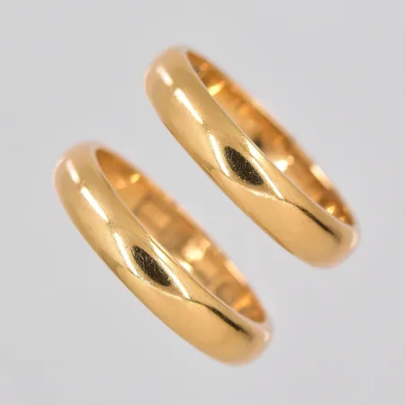 2 Ringar, stl 16¼, graverade, 18K Vikt: 7,3 g