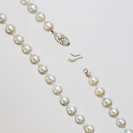 Pärlcollier, grå odlade sötvattenpärlor, längd ca 43cm, bredd 6-8mm, lås i vitguld, diamanter 4 x ca 0,01ct, defekt lås, 18K, bruttovikt: 31,9g Vikt: 0 g