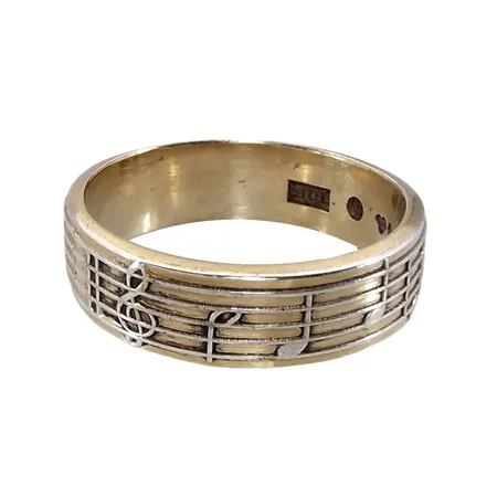 Ring, silver "Noter/Notskrift", Silversmed Bengt Liljedahl Stockholm 1957, förgylld, Ø20,0-20¼ mm, bredd 6,5 mm, namngravyr, fint skick  Vikt: 6 g