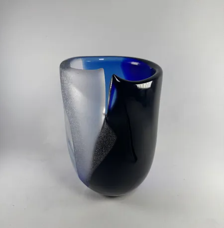 Vas, Mats Johansson, Målerås Glasbruk, höjd 25cm, Ø15cm, blå och klar glasmassa med frostad dekor, signerad 4871, 31/99, RF/PJ, naggad i botten Vikt: 0 g Skickas med postpaket.
