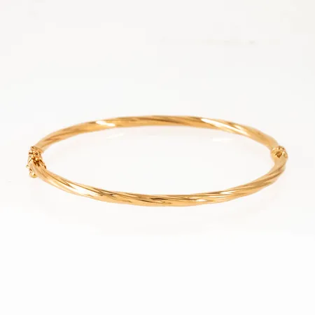 Armring i 18K guld. Innermått ca 18 cm, 53 x 61 mm. Det är 3 mm brett och väger 5,5g. Öppningsbart med säkerhetsåttor. Framstår oanvänt. Stämplad GFAB, 750. 