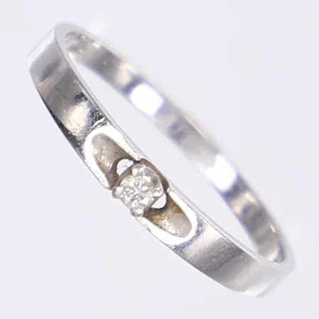 Ring med diamant 1x 0,04ct enl. gravyr, stl 18½, bredd 2-3mm, personlig gravyr, slitna stämplar, vitguld 18K Vikt: 2,1 g