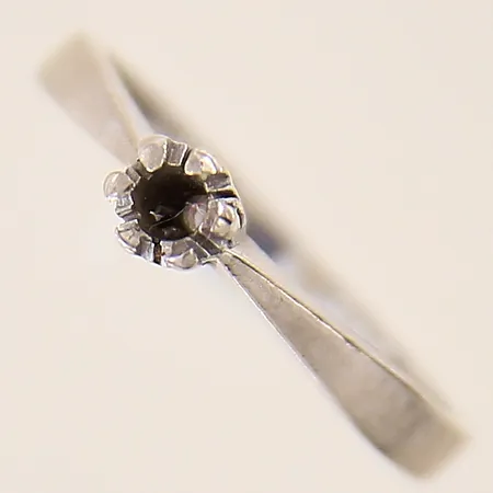 Ring, stl 16½, bredd 2-4mm, vitguld, saknar sten, 18K  Vikt: 2,4 g