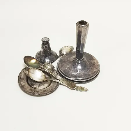 Diverse silver, defekta, delvis gravyrer, 830/1000 silver, bruttovikt: 261,2g Vikt: 0 g