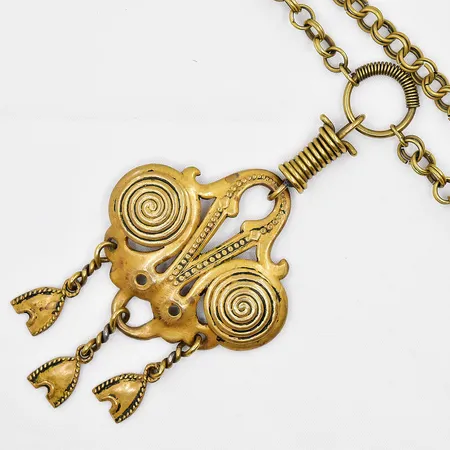 Collier, Kalevala, 48cm, bredd 7mm, längd hänge 12cm, gulfärgad metall