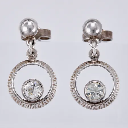 Ett par örhängen med vita stenar, längd: ca 1,5cm, bredd: ca 11mm, 835/1000, silver Vikt: 2,2 g