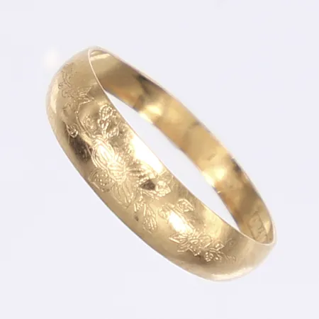 Ring, graverad dekor, stl 18, bredd 2-5mm, något ojämn, repig, 18K Vikt: 1,1 g