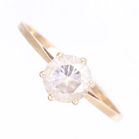 Ring med vit sten, stl 20¼, bredd 1-8mm, 18K Bruttovikt: 1,8g Vikt: 1,8 g