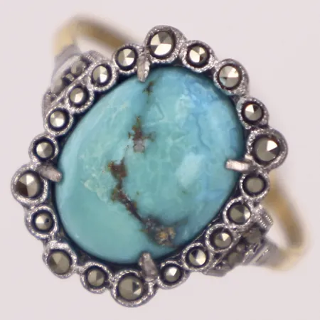 Ring med turkos sten och markasiter, stl 17¼, bredd 15,6mm, importstämpel, 18K Vikt: 2,4 g