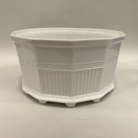 Ytterfoder, Waldemarsuddekrukan, Prins Eugens, nr 3 vitroporslin med transparent glasyr, Ø 25cm, höjd 13cm, Nypris 1095sek Skickas med postpaket.
