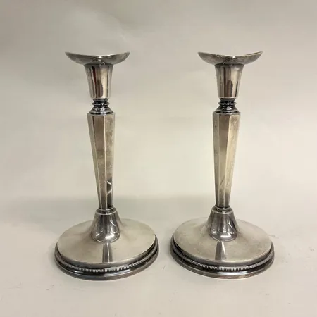 Ett par ljusstakar, höjd 19cm,  signerade Löfman för Markströms, Uppsala,  fylld botten, 830/1000 silver. Bruttovikt 548g Vikt: 548 g