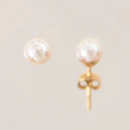 Ett par örhängen med odlade pärlor, Ø6mm, 18K  Vikt: 1 g